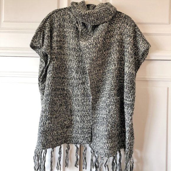 *NWOT* Beautifully Crafted Tassel-Trim Turtleneck Knit Poncho (with Pockets!) - Picture 14 of 16